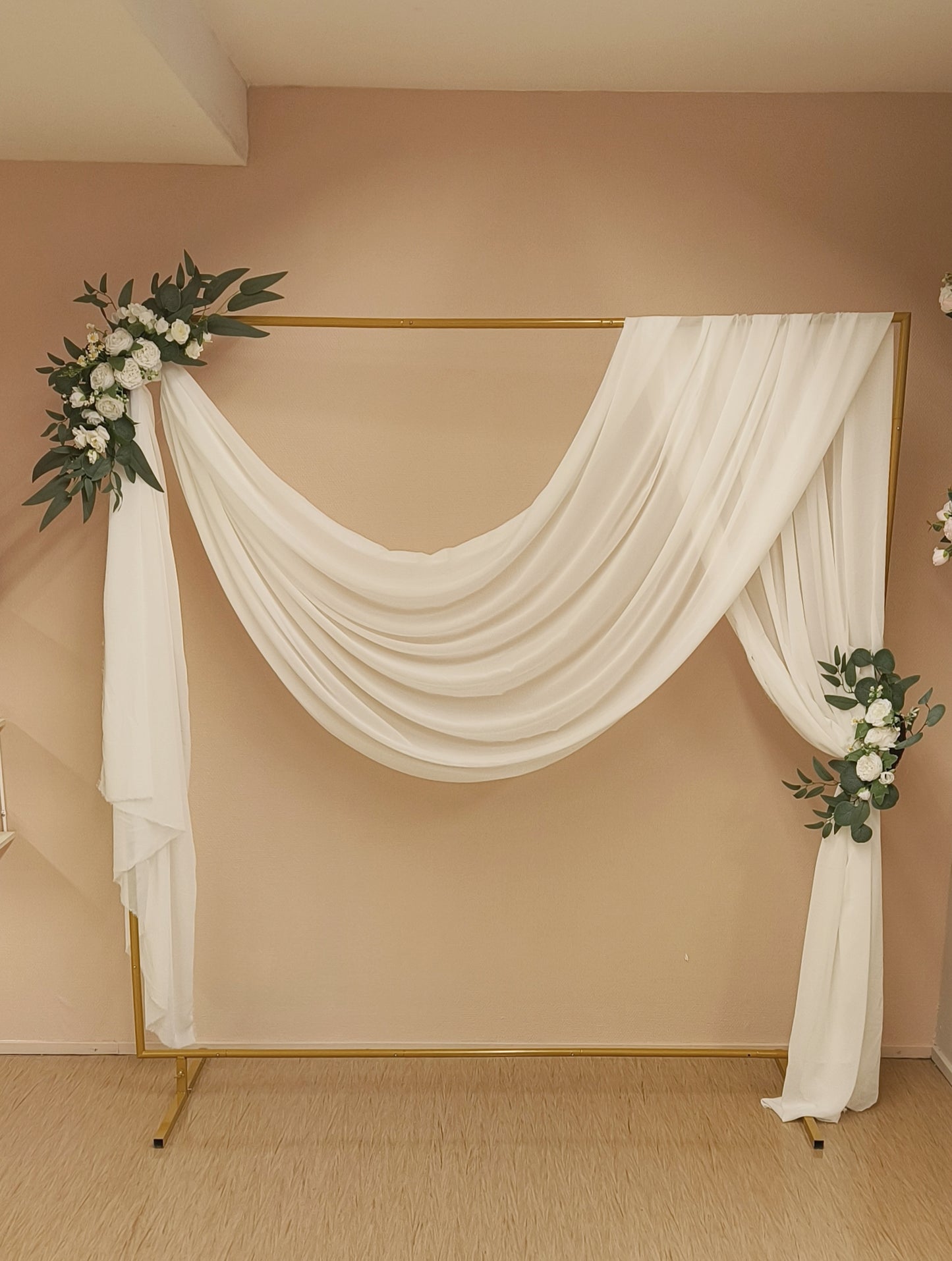 Laskeutuva valkoinen kangas