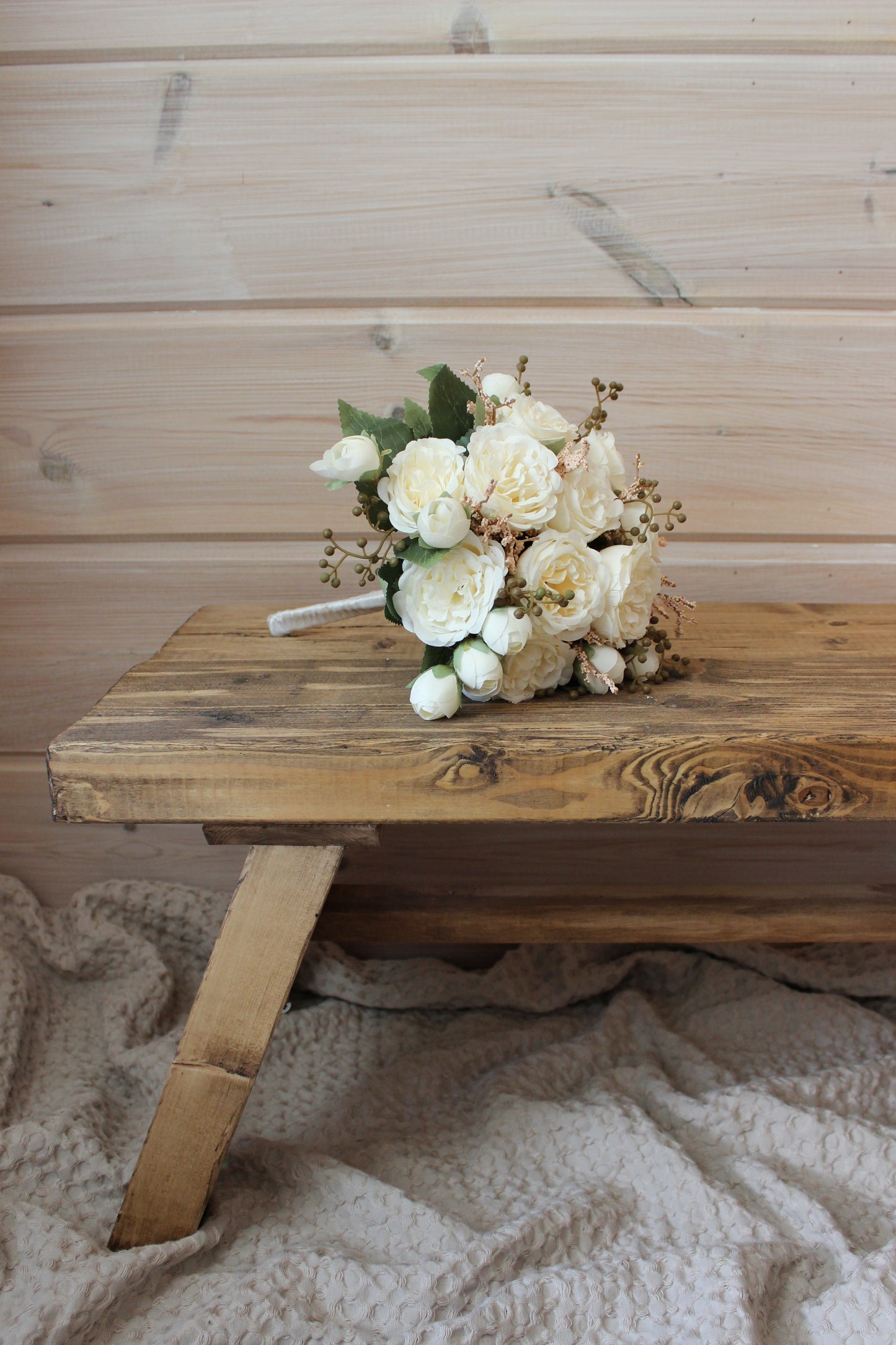 Vaalea kukkakimppu silkkikukista