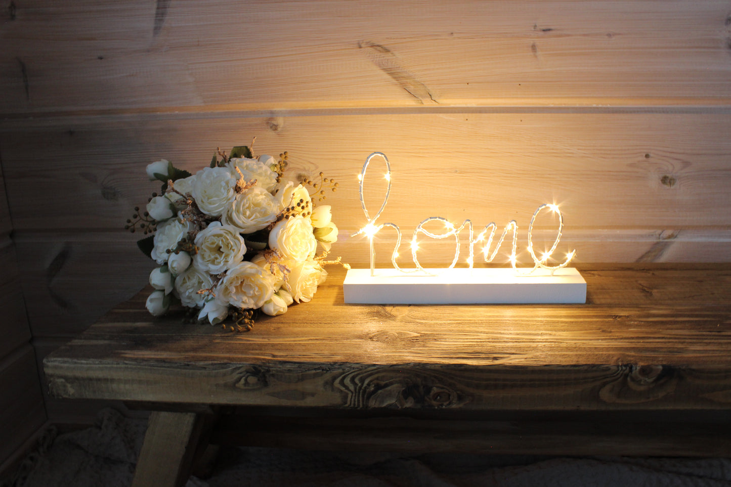 Home-kyltti valoilla