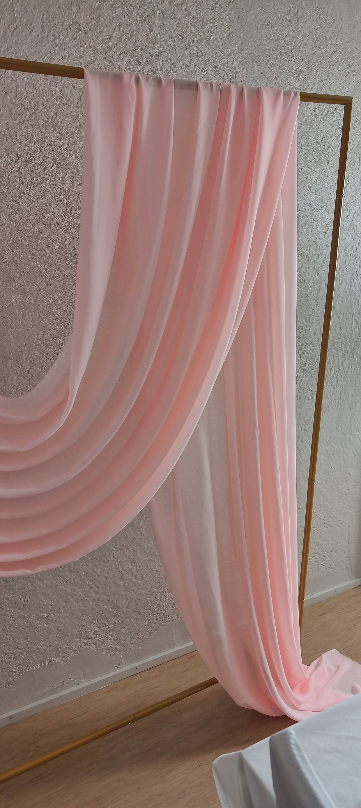 Laskeutuva vaaleanpunainen kangas