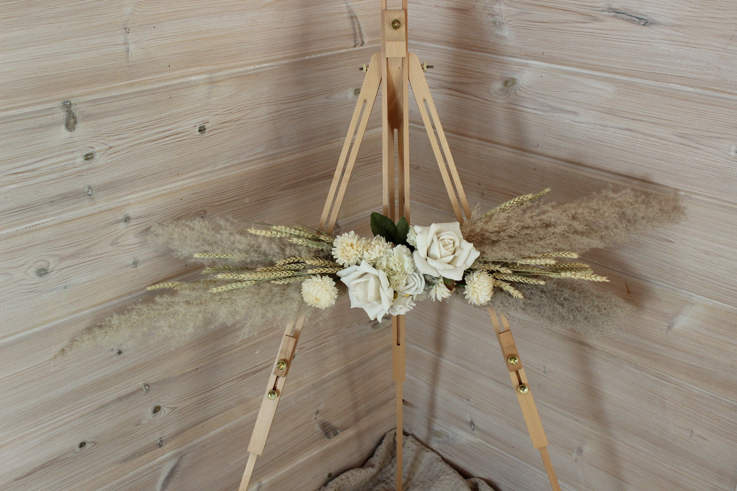 Kukka-asetelma luonnonkukista sekä silkkikukista