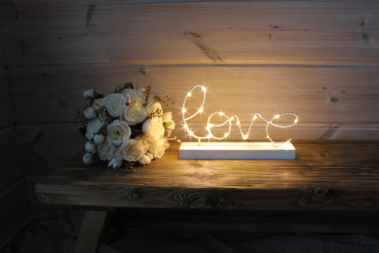 Love-kyltti valoilla